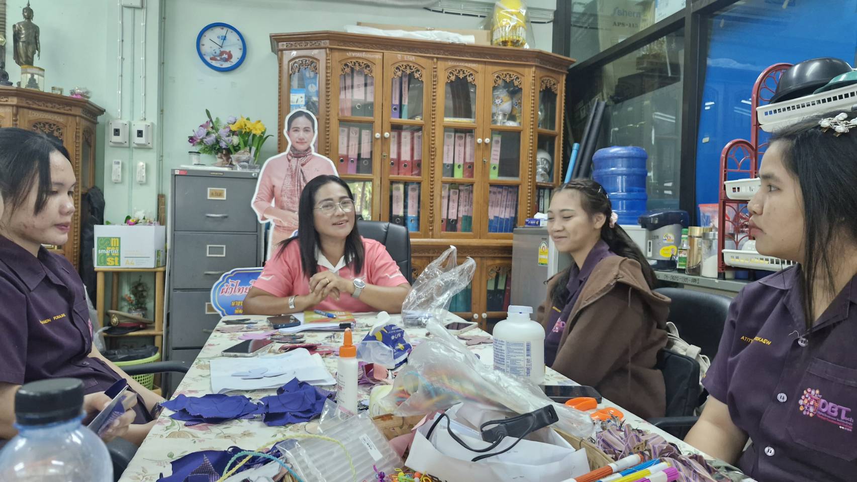 พช. ตรอน ร่วมกันประดิษฐ์ผีเสื้อจากผ้า เพื่อสนับสนุนการออกร้านในงานกาชาดของสมาคมแม่บ้านมหาดไทย ประจำปี 2568 ✨