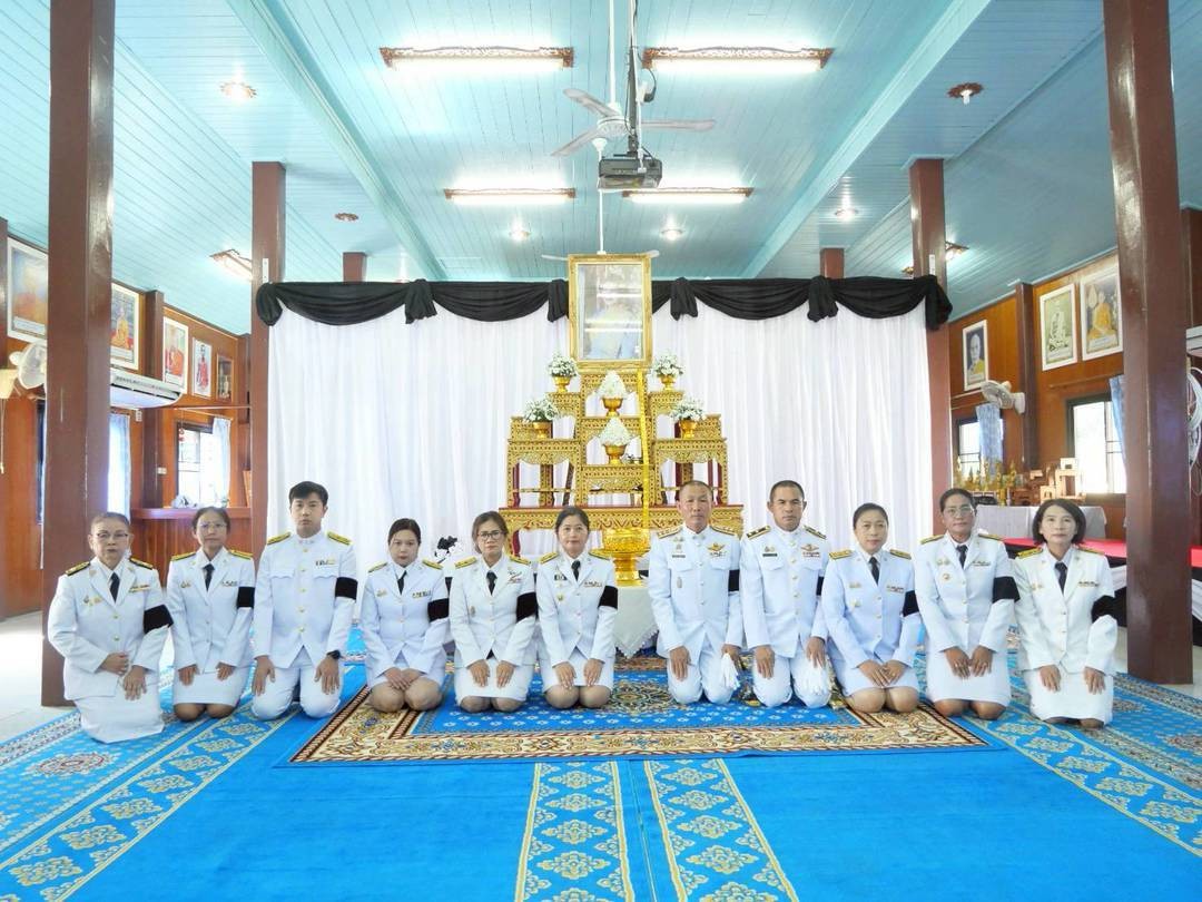 พช.ตรอน ร่วมถวายน้ำสรงพระบรมศพหน้าพระฉายาลักษณ์ สมเด็จพระนางเจ้าสิริกิติ์ พระบรมราชินีนาถ พระบรมราชชนนีพันปีหลวง  