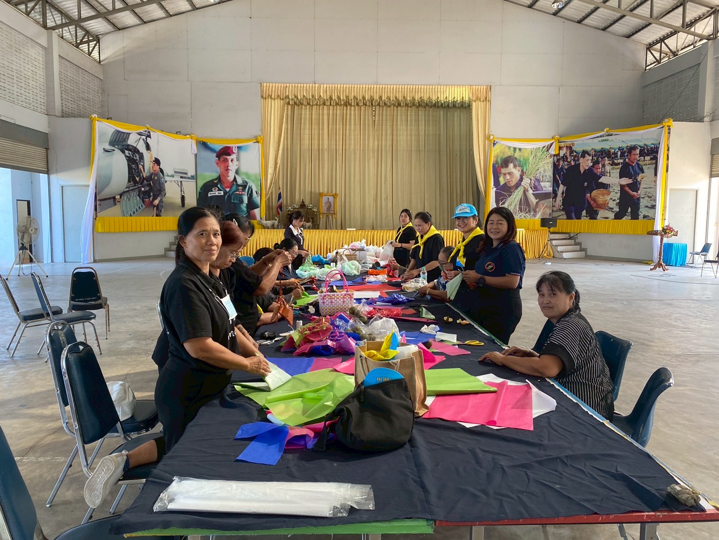 ⭐ พช.ตรอน ร่วมกับสตรีจิตอาสาอำเภอตรอน จัดทำพวงมโหตร เพื่อประดับตกแต่งงานวิ่งตามเส้นทางในหมู่บ้าน⭐